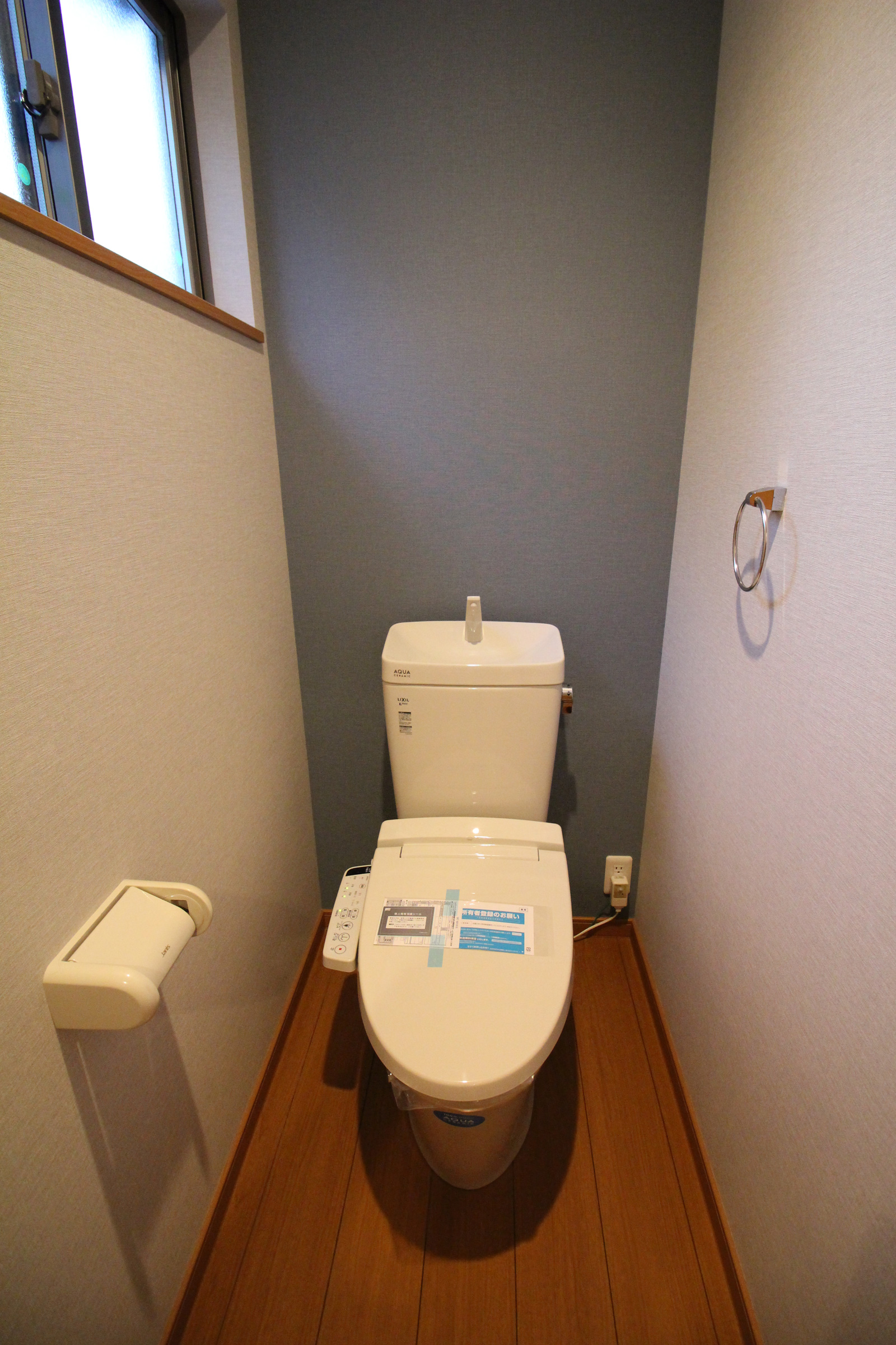 トイレ 丘の上の麗しき街並みに佇む家