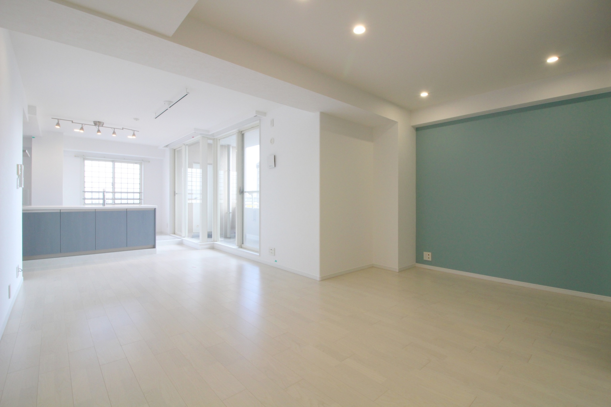 マンション ターコイズブルーが主役のフェミニンな住まい