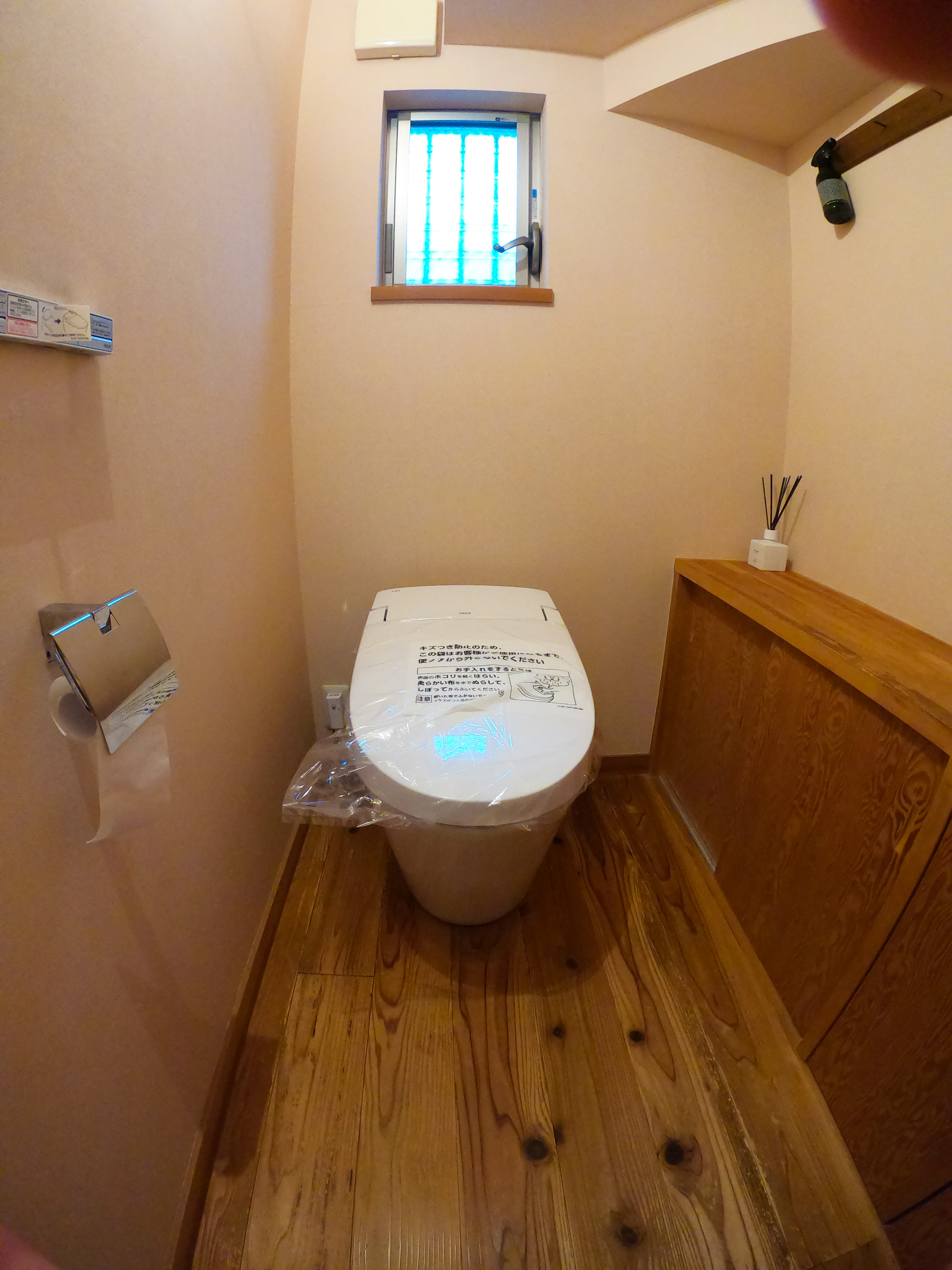 トイレ 木のぬくもりを感じるトイレ空間になじむスタイリッシュなトイレ