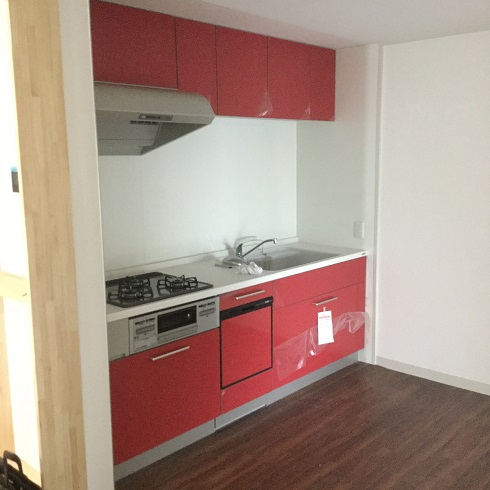 マンション レッドカラーのキッチンが主役